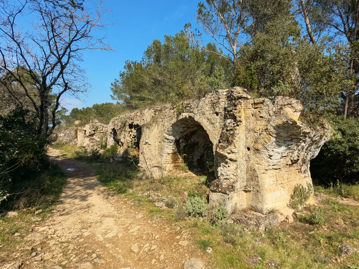 Les vestiges de l'aqueduc romain à Vers-Pont-du-Gar