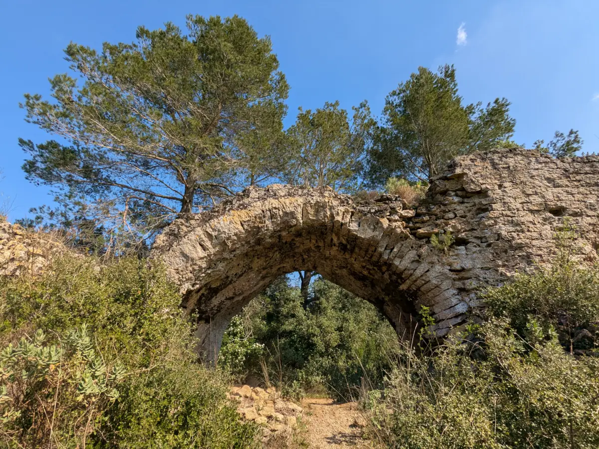 Arche de l'aqueduc romain à Vers-Pont-du-Gard