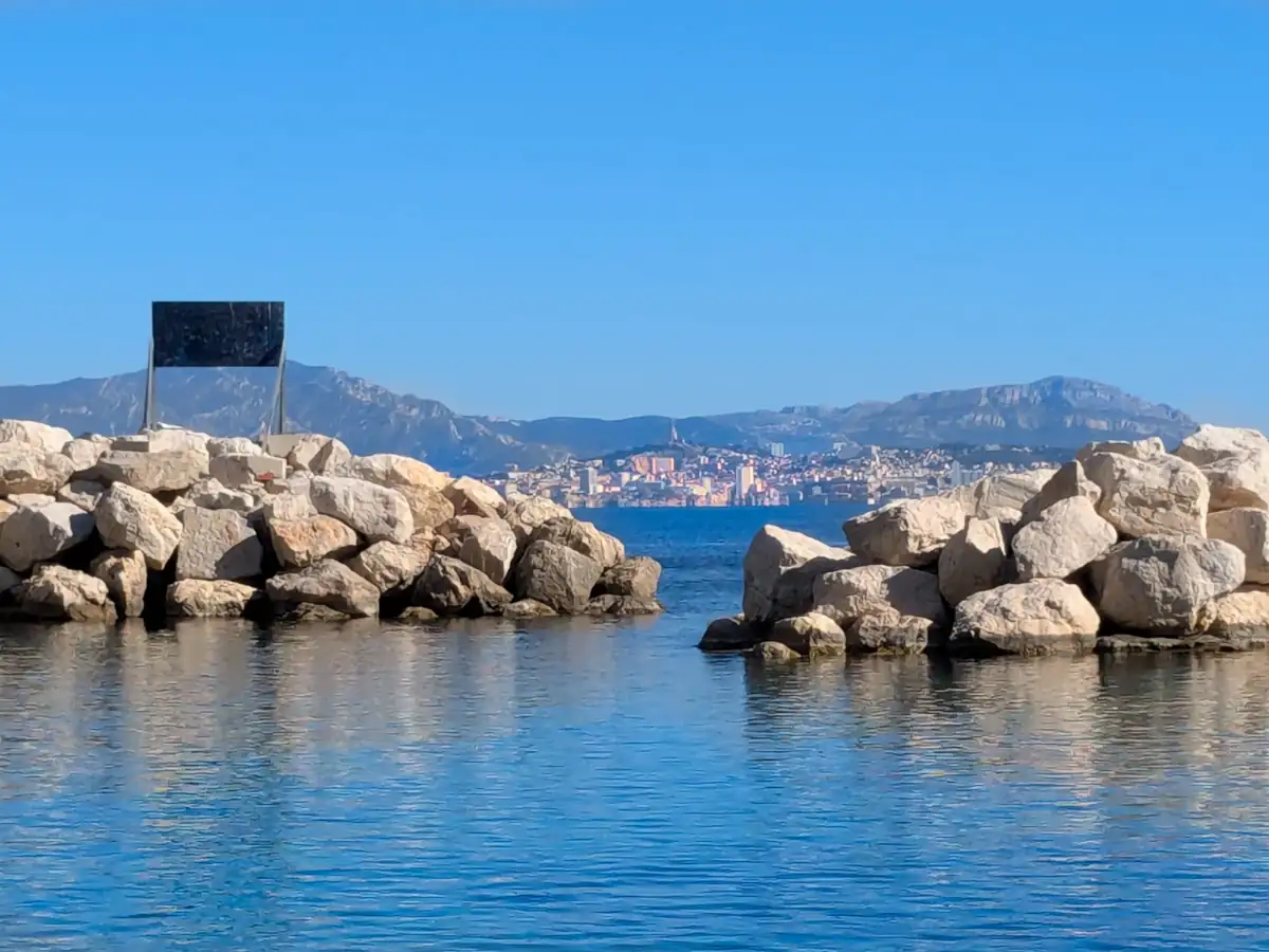 Marseille depuis la Calanque de Niolon