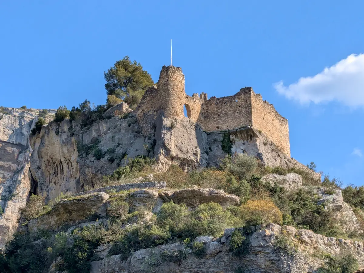 Le Château des Évêques à Fontaine-de-Vaucluse © VF