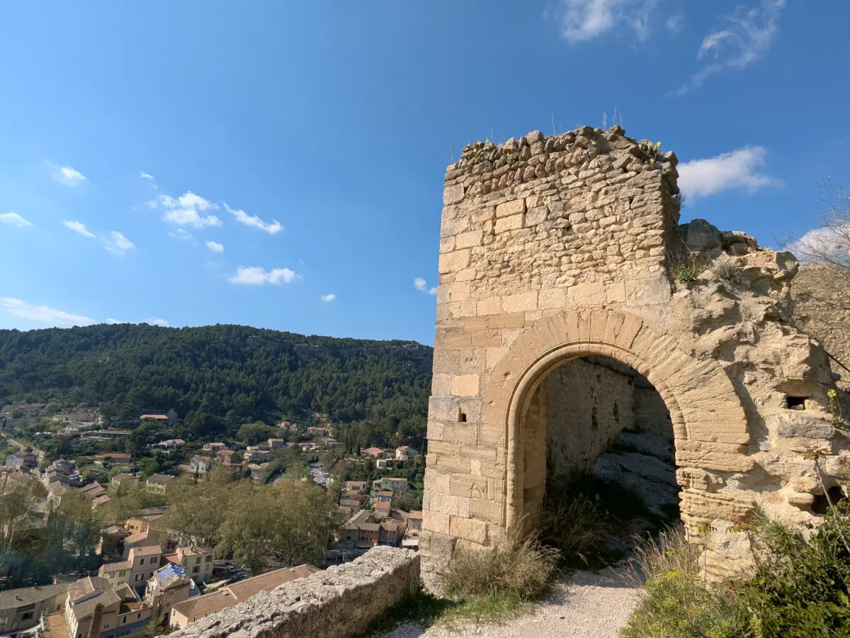 Le Château des Évêques à Fontaine-de-Vaucluse © VF