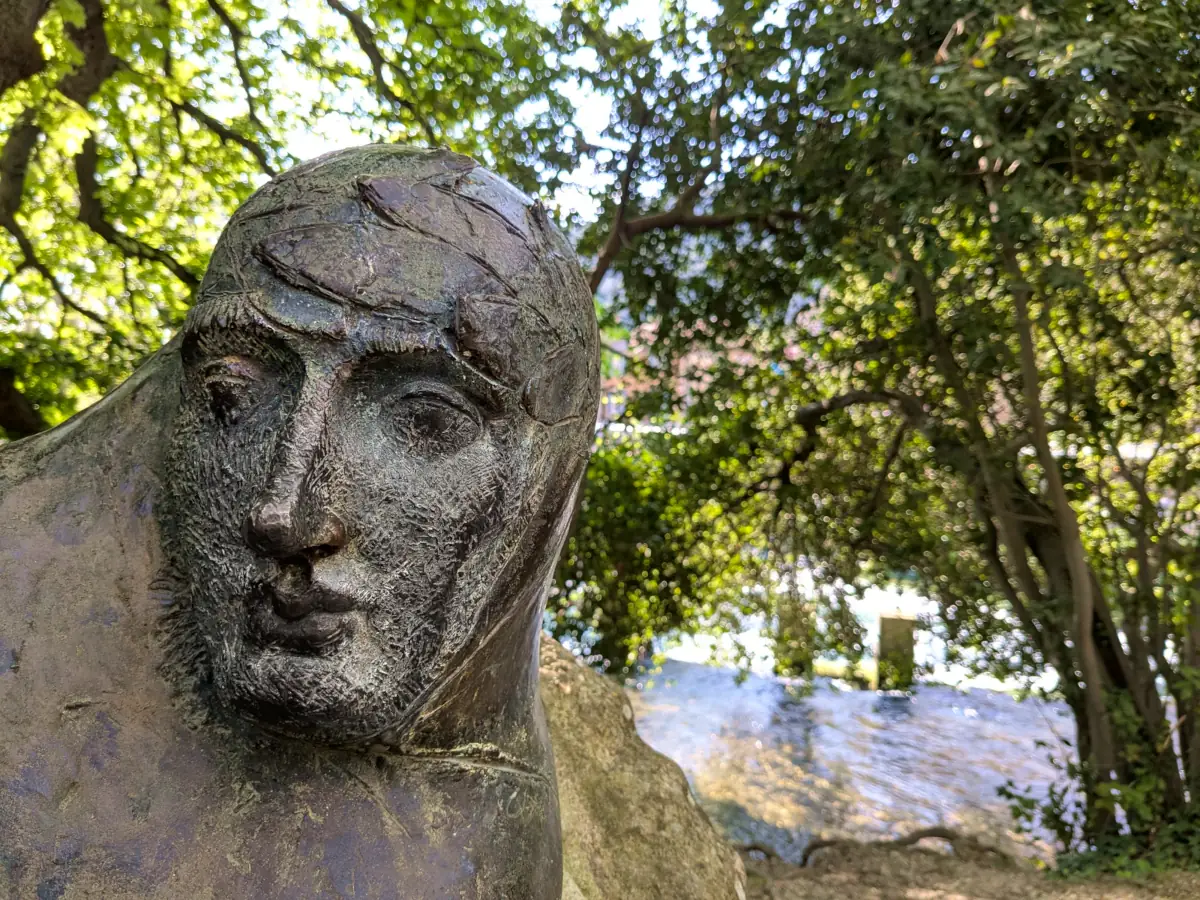 Pétrarque à Fontaine-de-Vaucluse © VF