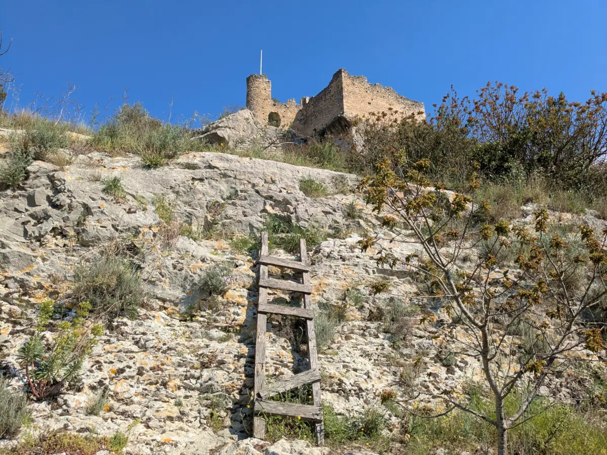 Sentier vers le Château des Évêques © VF