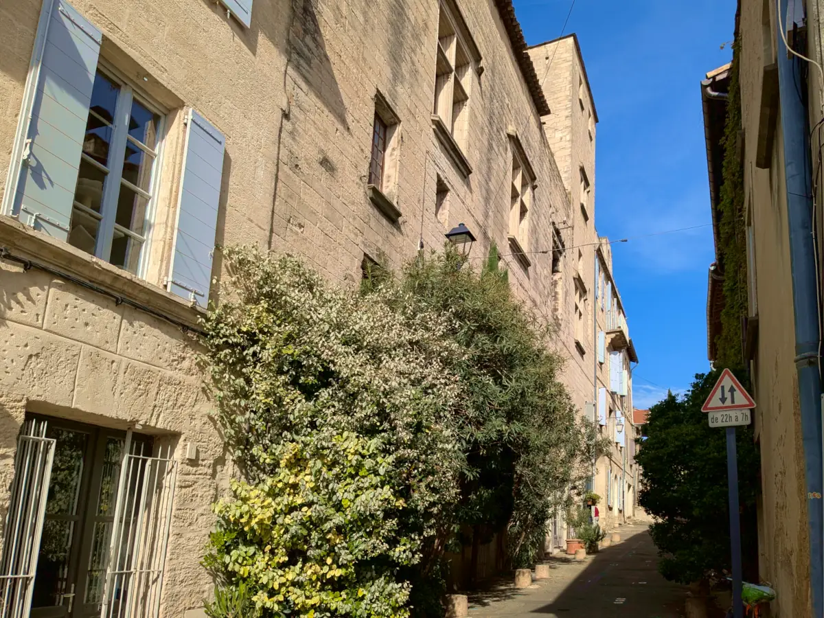 Livrée cardinalice dans une rue de Villeneuve-lès-Avignon © VF
