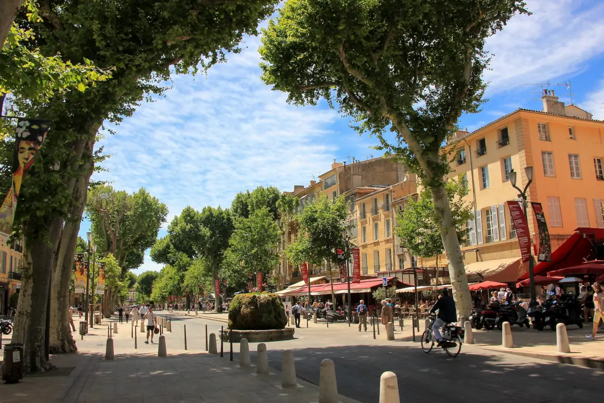 Cours Mirabeau Aix de Provence  © B. Bost
