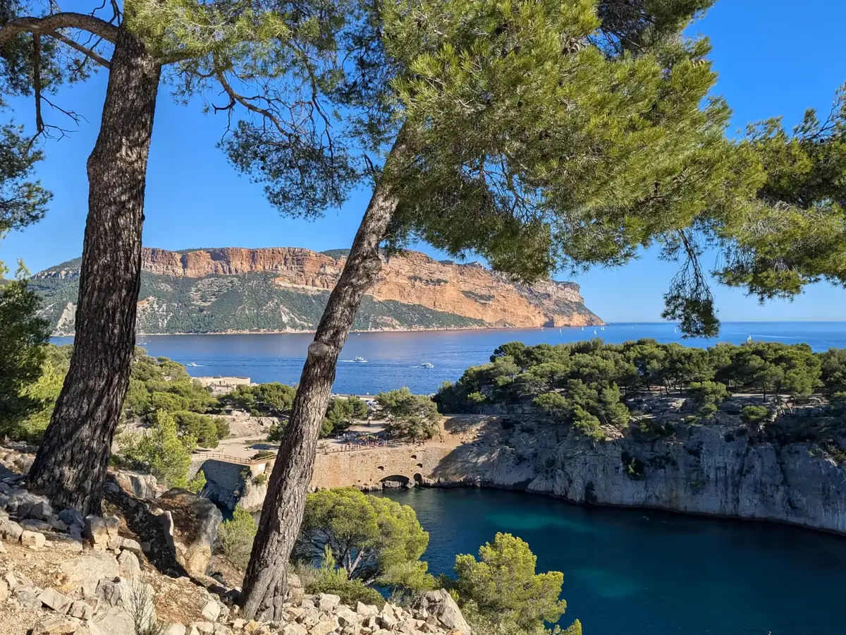 Cassis and the Soubeyrannes cliffs © VF