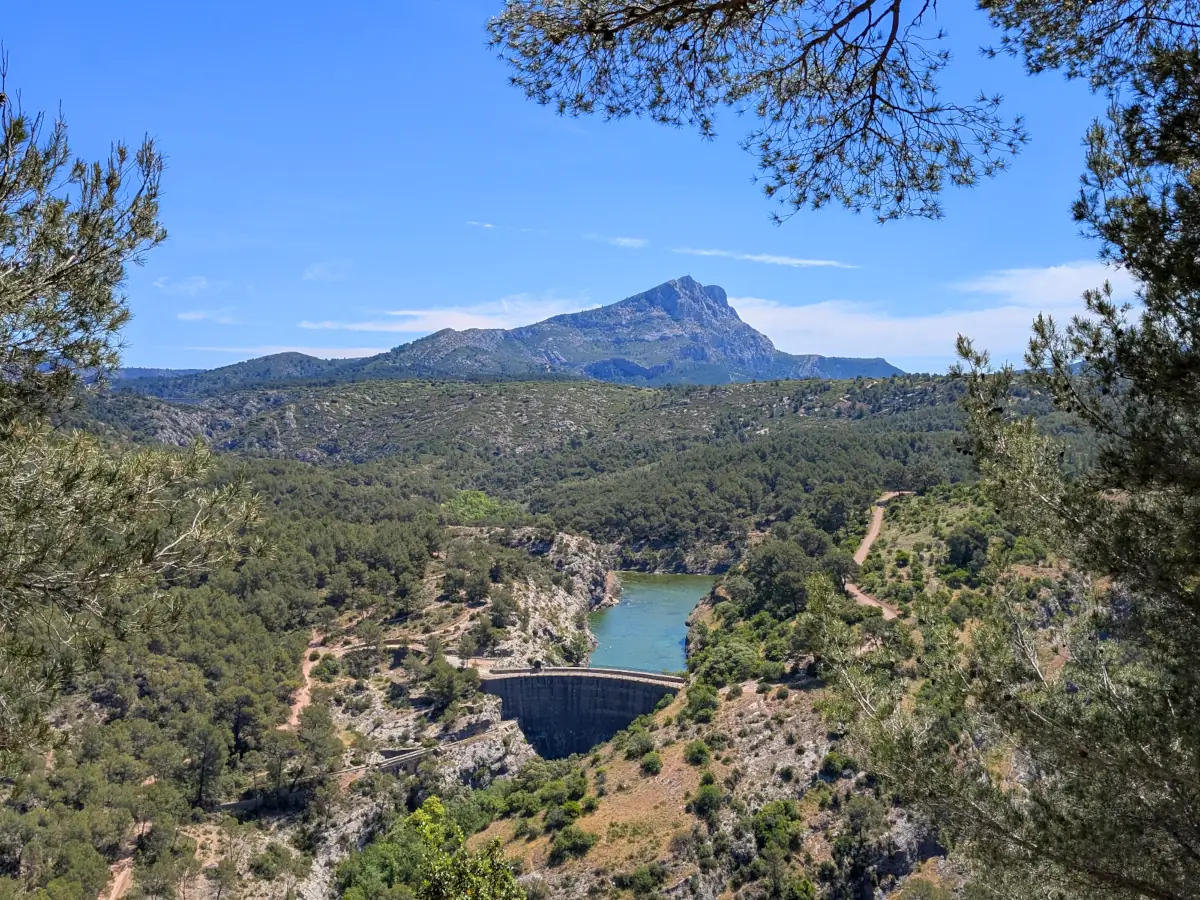 Le lac Zola et La Montagne Sainte Victoire ©  VF